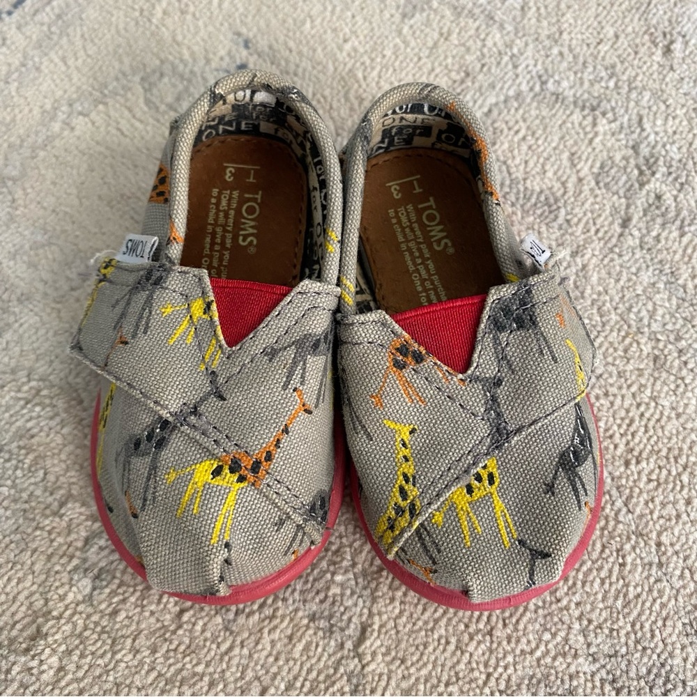 Tiny Toms Giraffe Print Shoes Size T3 Taupe Gray Red Sole Jungle Safari Animal